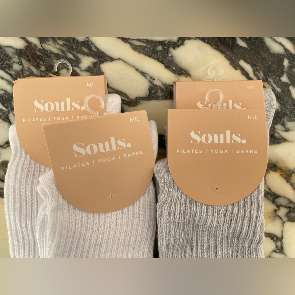 NWT Souls.LA Cloud Grip Socks size M/L in White & Grey (4 pairs)